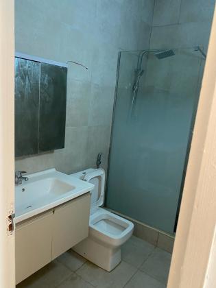 Vende-se flat T3 no 1⁰ andar com dependencia - MALHANGALENE