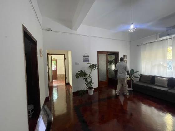 Arrenda-se moradia geminada  nao privada T4 climatizada - B. CENTRAL