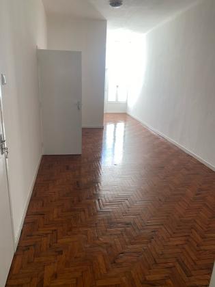 Vende-se flat T3 no 1⁰ andar com dependencia - MALHANGALENE