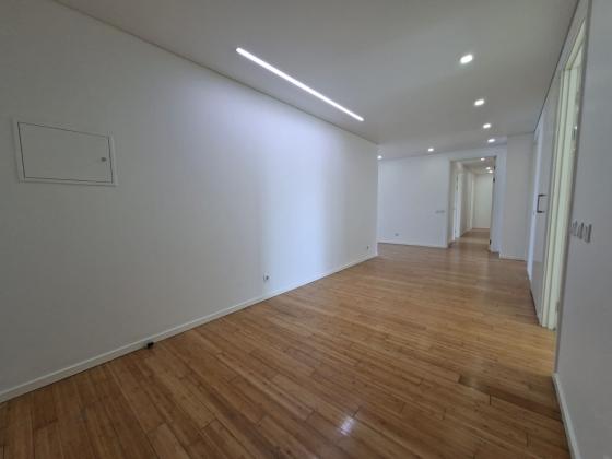Arrenda-se Moderno Apartamento T4 no Prédio Zen_Av. Marginal