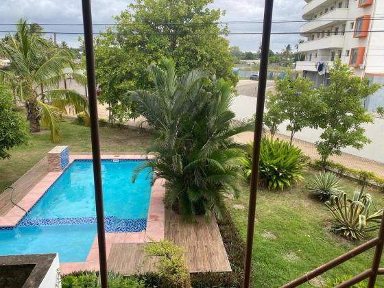 Arrenda-se moradia geminada T3 no 1⁰ andar com piscina - TRIUNFO