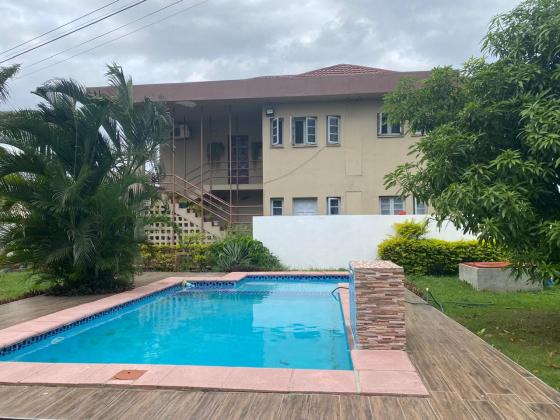 Arrenda-se moradia geminada T3 no 1⁰ andar com piscina - TRIUNFO