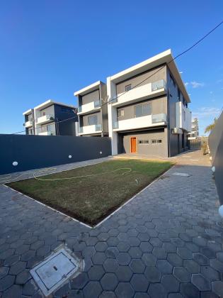 Vende-se moradia T4 (4 suites) com anexo - TRIUNFO