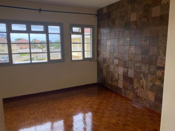 Arrenda-se moradia geminada T3 no 1⁰ andar com piscina - TRIUNFO