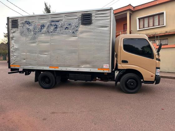 HINO DUTRO J05 4 TONELADAS (Contentorizado)