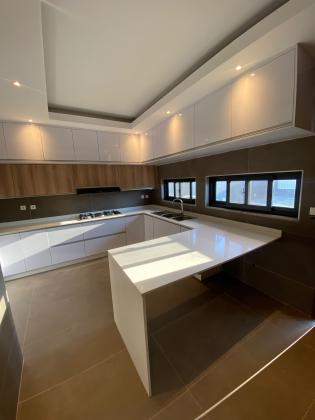 Vende-se moradia T4 (4 suites) com anexo - TRIUNFO