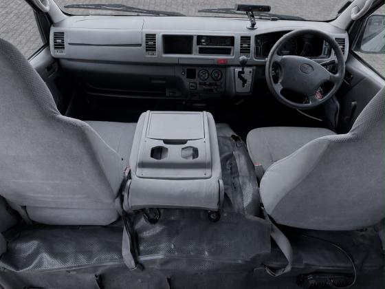 TOYOTA HIACE QUANTUM | 15 LUGARES | MOTOR 2KD DIESEL | CAIXA AUTOMÁTICA