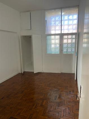 Vende-se flat T3 no 1⁰ andar com dependencia - MALHANGALENE