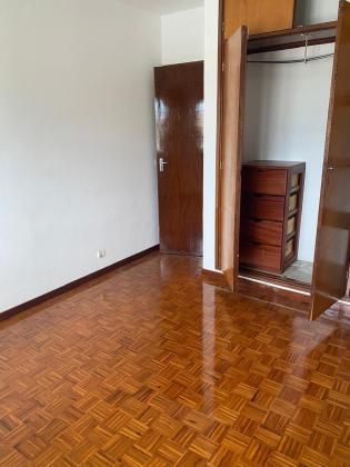 Arrenda-se moradia geminada T3 no 1⁰ andar com piscina - TRIUNFO