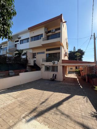 Vende se moradia duplex tipo 4 com suite no bairro da coop