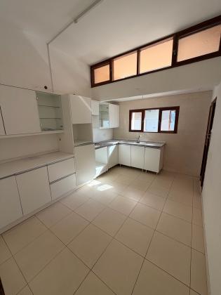 Vende se moradia duplex tipo 4 com suite no bairro da coop