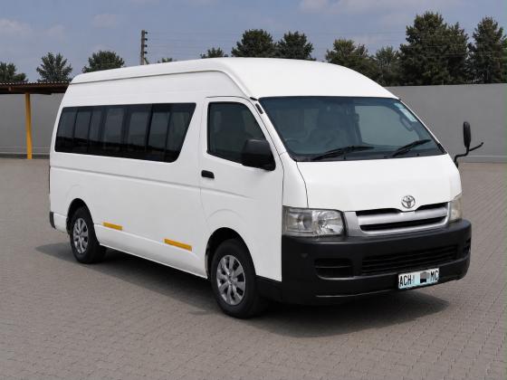 TOYOTA HIACE QUANTUM | 15 LUGARES | MOTOR 2KD DIESEL | CAIXA AUTOMÁTICA