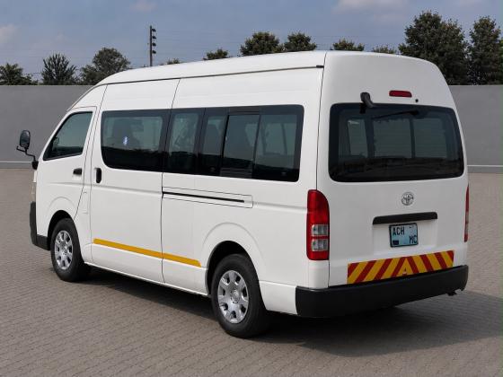TOYOTA HIACE QUANTUM | 15 LUGARES | MOTOR 2KD DIESEL | CAIXA AUTOMÁTICA