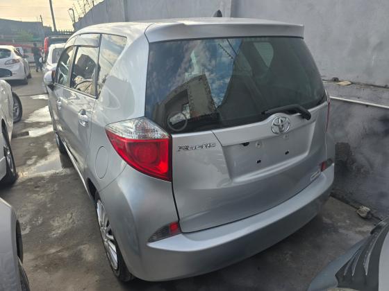 Toyota Ractis 2012
