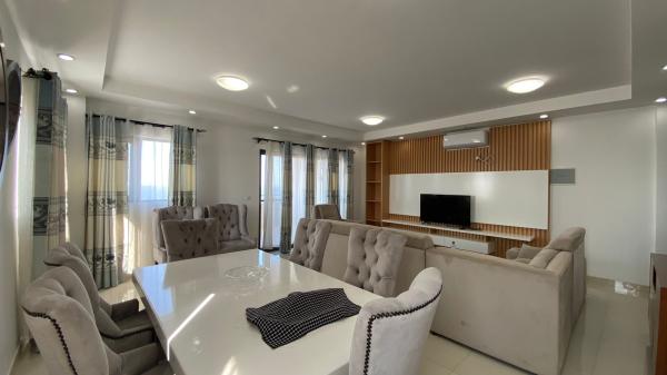 Arrenda-se flat T3 (2 suites) com vista ao mar - AV. MARGINAL