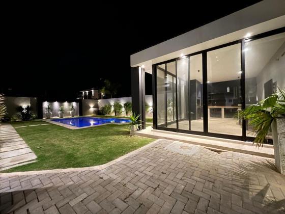 Vende-se Espaçosa Moradia T4 em Mapulene_Costa do Sol