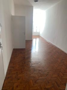 Vende-se flat T3 no 1⁰ andar com dependencia - MALHANGALENE
