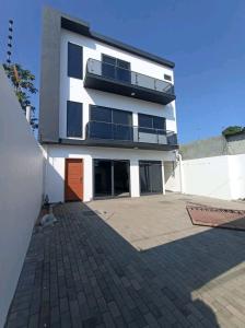 Arrenda-se moradia T5 (2 suites) a berma da estrada - AV. VLADIMIR LENINE