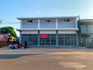 arrendo Loja na Julius nherere, Esquelene