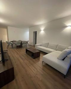 MOBILADA - Arrenda-se flat T3 suite com piscina - SOMMERSCHIELD