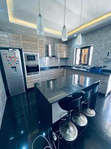 INACABADA -> com anexo T2 concluido: vende-se moradia T4 (4 suites) e piscina