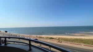 Arrenda-se flat T3 (2 suites) com vista ao mar - AV. MARGINAL