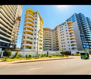 Vende-se Espaçoso Apartamento T3 3wcs, no condomínio karibu-av marginal(Gloria hotel)