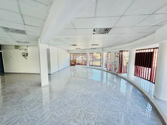 Arrenda-se Loja no Alto Maé_Av. Angola