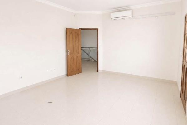 Vende-se Moradia/Geminada T3 no Condomínio Adil_Bairro Triunfo