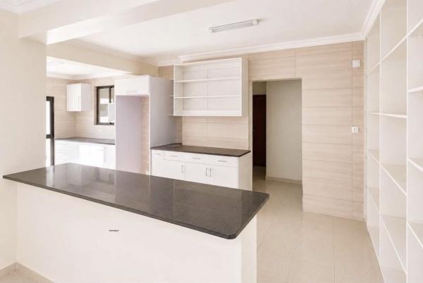 Vende-se Moradia/Geminada T3 no Condomínio Adil_Bairro Triunfo