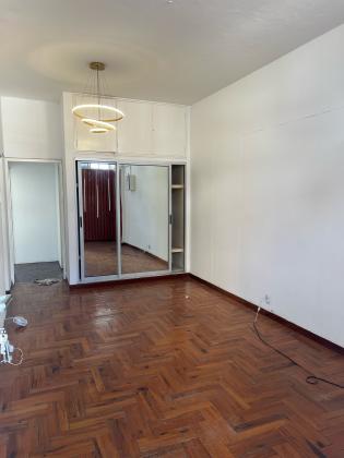Arrenda-se Apartamento T1+1 no 1° andar num predio alto