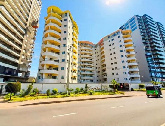Vende-se Espaçoso Apartamento T3 3wcs, no condomínio karibu-av marginal(Gloria hotel)