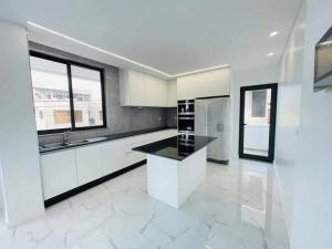 Arrenda-se Moderno Apartamento T3 no Condomínio Solar_Bairro Triunfo