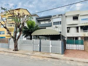 Arrenda-se Espaçosa Moradia com 9 compartimentos na Sommershield_Rua Cahora Bassa
