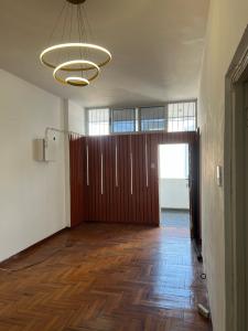Arrenda-se Apartamento T1+1 no 1° andar num predio alto