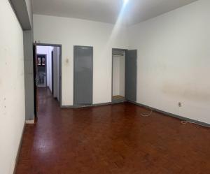 Vende-se Flat T2 XXL num andar médio em um Prédio médio