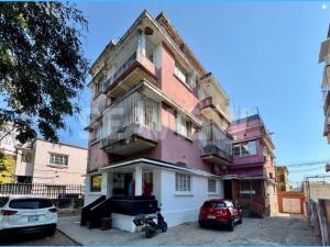 Vende se apartamento novo tipo 2 num prédio pequeno com parkeamento para viatura e dependência no 